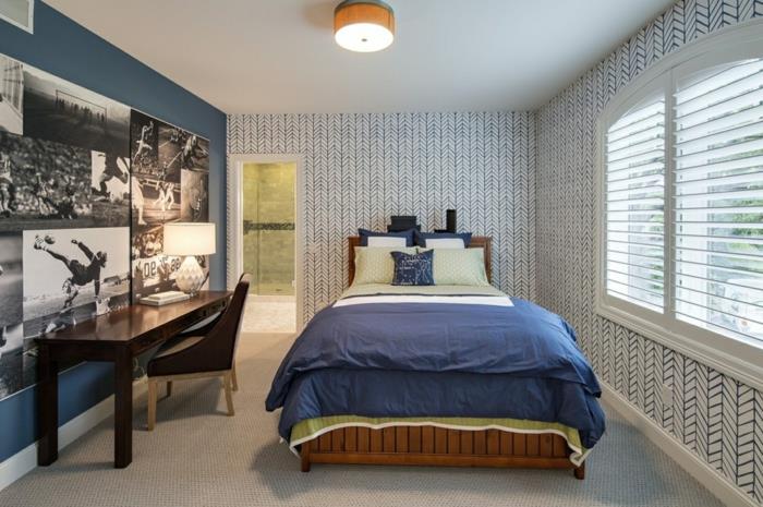 modra spalnica, dečji vrtec, pisalna miza iz temnega lesa, stenski plakati, modra posteljna garnitura, geometrijske tapete