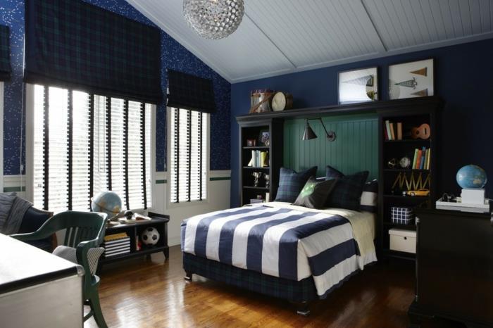 kroglična stropna svetilka, črtasta posteljna garnitura, tla iz lakiranega lesa, bela miza, beli strop, temno modra barva za stene