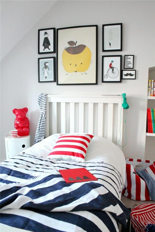 berniuko vaiko miegamojo dekoras, mėlyna ir balta lova, dryžuota pagalvėlė, dažymo rėmai, spinduliuojančių spalvų prisilietimai