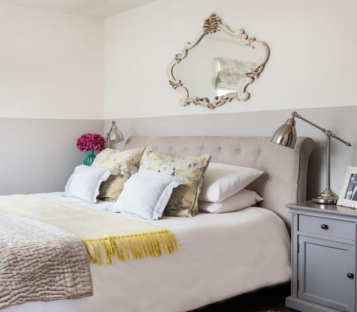 sivo -bela spalnica, siva komoda, belo posteljnina, bež rumena, šopek rož, starodobno baročno ogledalo