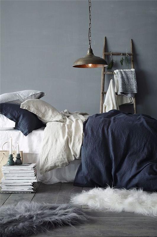 Lestve za shranjevanje, postelja z modro -belo odejo iz bombaža, blazine na udobni zakonski postelji, svetlo siva barva, je sive barve