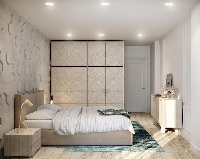 sivo -bela spalnica z bež poudarki, lesena postelja, komoda in nočna omarica, svetel parket, modro zelena preproga