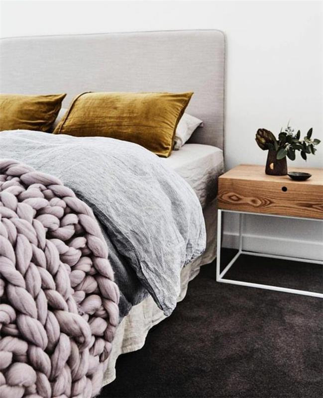 siva in roza spalnica, oker blazine, pleten kariran, oblikovana nočna omarica iz lesa in kovine