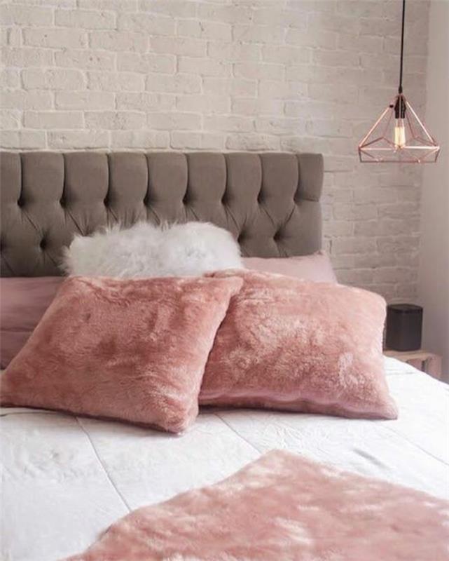 siva in roza spalnica, prašno roza blazine, sivo oblazinjeno vzglavje, dizajnerska viseča svetilka