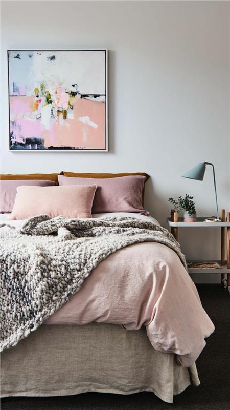 siva in roza spalnica, siva nočna svetilka, precej siva odeja, abstraktno slikarstvo