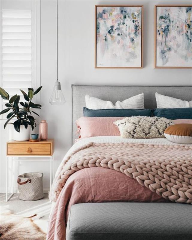 siva in roza spalnica, dve izvirni sliki, rožnato pleten kariran, oblikovalska nočna omarica z zeleno rastlino