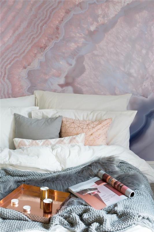 siva in roza spalnica, siva kapa iz sintetičnega krzna, stena iz rožnatega kremena, blazine v pastelnih barvah
