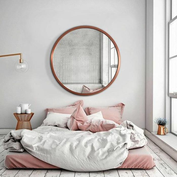 siva in roza spalnica, tla iz deske v otrcanem slogu, okroglo ogledalo, bakrena nočna omarica, bakreno okroglo ogledalo