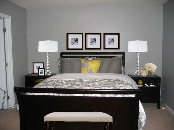 modernus miegamojo dekoras, balta miegamoji sofa, lova su gėlių ir vienspalviu papuošimu, baltos naktinės lempos