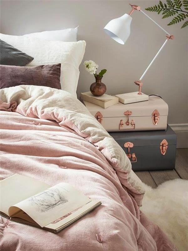 siva in roza spalnica, vintage kovčki, bela svetilka, vintage kovčki kot posteljna postelja