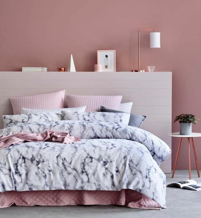 siva in roza spalnica, majhna nočna omarica v skandinavskem slogu, rožnato stensko poslikavo, bela svetilka,
