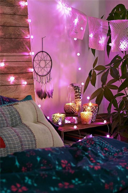 bohemiškas miegamojo dekoras, svajonių gaudytojas, šviesi girlianda, žali augalai