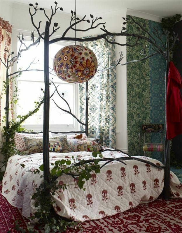 bohemiškas miegamojo dekoras, medinis lovos rėmas, ilgos žalios užuolaidos, raudonas ir baltas kilimas