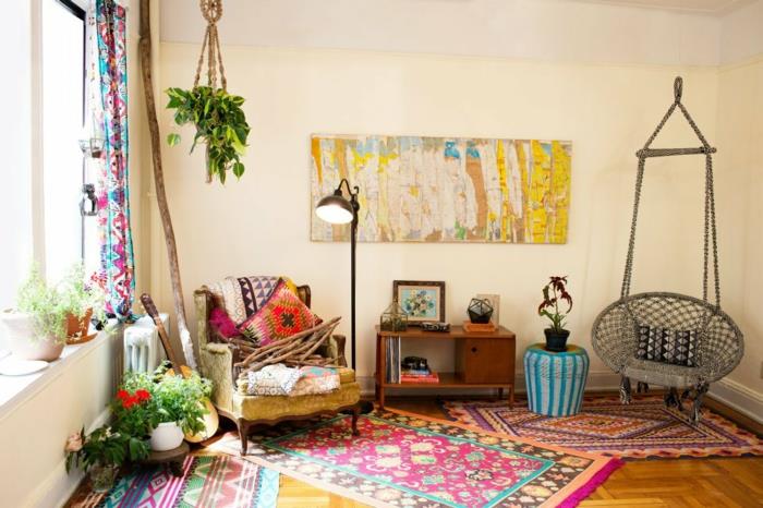hipių dekoras, smėlio spalvos sienos, įvairiaspalvis kilimas, ilgos užuolaidos, žali augalai