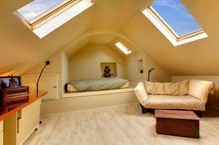 çatı penceresi, yatak için oyuk, sarı iç mekan, soluk sarı kanepe, küçük ahşap masa
