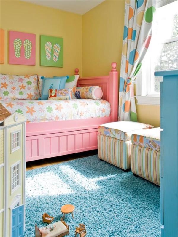 sarı duvarlar mavi halı ve pembe ahşap yatak ile çocuk odası boyama