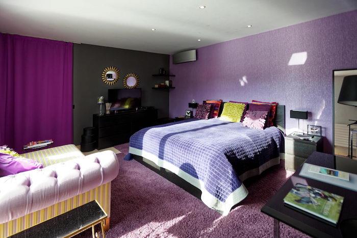 mor leylak rengi yetişkin yatak odası, lavanta renkli goblen, pembe halı ile dekorasyon fikri