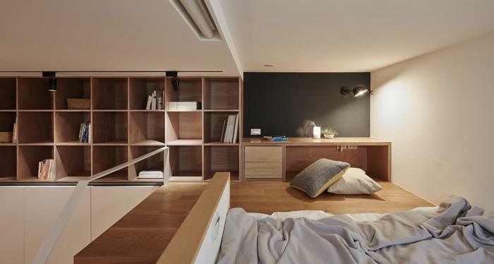 tarpinis miegamasis, moderni konstrukcija, kubinė lova ir knygų lentyna, baltos spalvos sienos