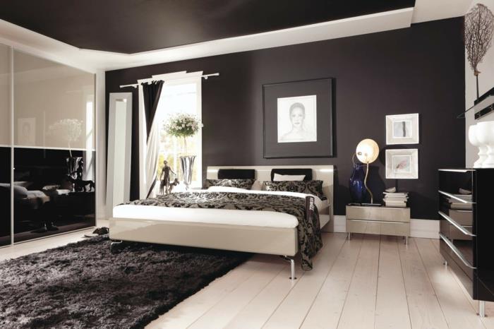 balta lova, dviejų spalvų miegamojo dažų dekoras, švelniai pilkas kilimas, baltos lentos grindys