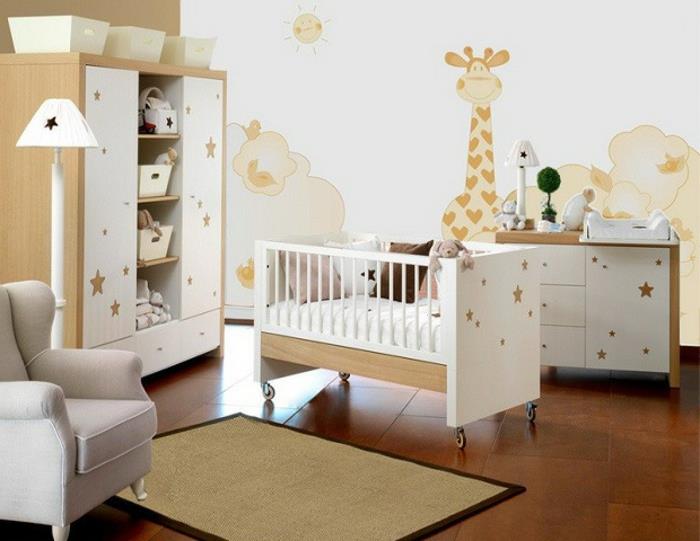 paprastas kūdikių kambarys, modernūs mediniai ir balti baldai, mažas stačiakampis kilimas
