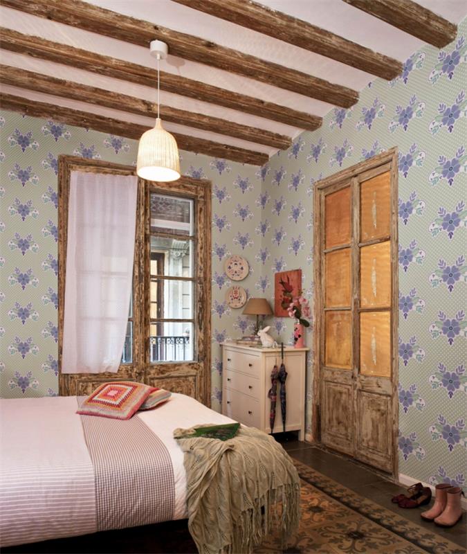 glavna spalnica v slogu boho chic, leseni tramovi, postelja v svetlih barvah in naravnih materialih