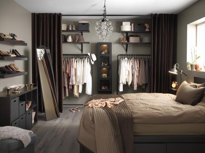apsirengimo idėja, išdėstyta visoje lentynų ir drabužių spintų sienoje, paslėpta rudomis užuolaidomis, deranti su chaki spalva