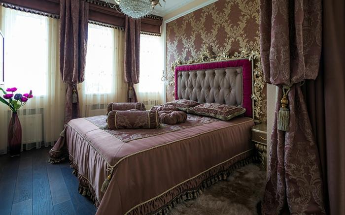 romantik yatak odası, dikdörtgen başlık, yastıklı tasarım, yerde mavi plakalar, yerde büyük vazo, barok duvar kağıdı