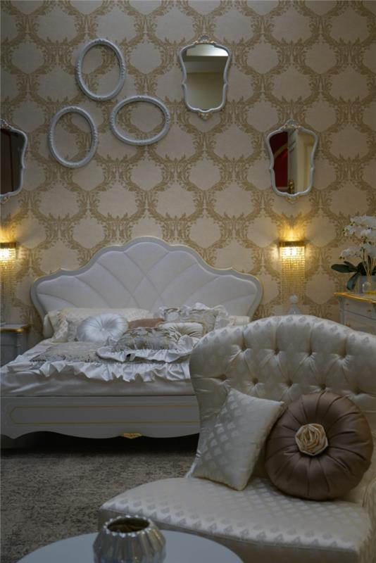 romantik yatak odası, barok duvar kağıdı, beyaz yatak ve krem ​​rengi büyük koltuk
