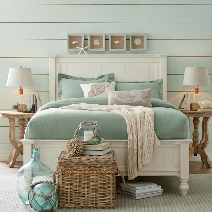 deko pagrindinio miegamojo idėja, lova mėlynos ir rožinės spalvos, pintas krepšelis, turkio spalvos dekoratyviniai daiktai, du mediniai naktiniai staleliai
