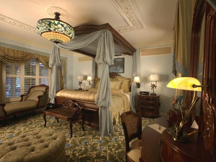 romantik yatak odası, bitki desenli yeşil halı, küçük ahşap bank, dolgulu tabure
