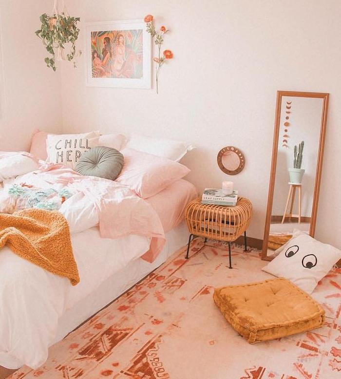 romantiškas rožinės ir baltos spalvos miegamojo dekoras, rudas ir baltas kilimas, stačiakampis veidrodis, rožinė ir balta patalynė su garstyčių geltona antklode