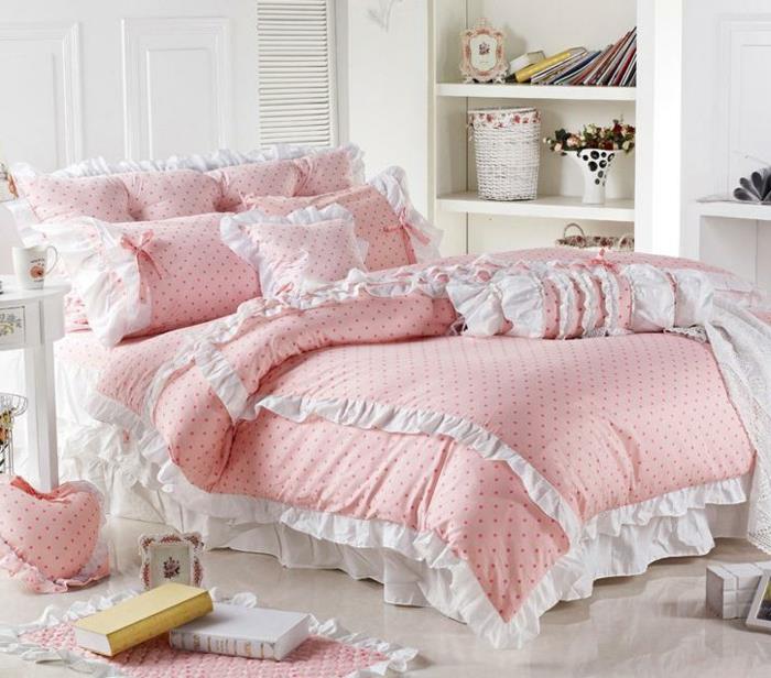 rožinė taškuota lova, taškuotos pagalvėlės, maža širdies formos pagalvėlė, balta įmontuota lentyna, lengvas kilimas