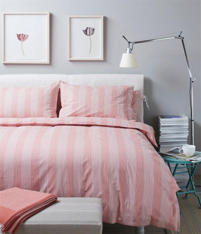 roza in siva spalnica, siva barva sten, dekoracija sten, cvetlični vzorci, rožnati posteljni komplet, bela postelja, oblikovalska svetilka