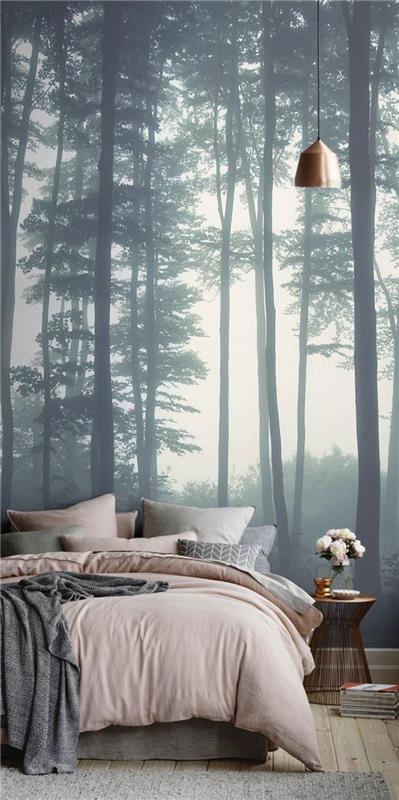 roza in siva spalnica, gozdni plakat, bakrena viseča svetilka, bakrena postelja s šopkom rož