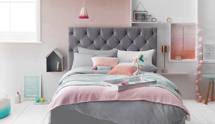 zamisel, kako opremiti roza in sivo spalnico, sivo posteljo, roza, sivo, zeleno in belo posteljnino, beljen parket, rožnate podrobnosti, roza in belo barvo za stene, senčen učinek