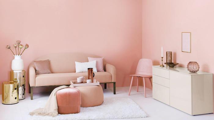 lašišos rožiniai miegamojo baldai balti akcentai smėlio ir žalvario rinkinys tapetai per stilingi