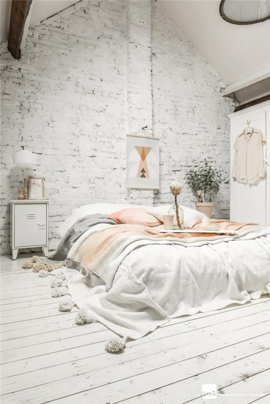 alçak yatak, ponpon çarşaf, tuğla duvar, beyaz tahta zemin, tamamen beyaz iç
