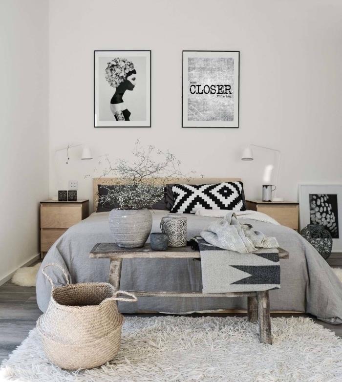 İskandinav tasarımı yatak odası fikri, kabarık beyaz halı, gri nevresimler, siyah beyaz minderler, ahşap mobilyalar, grafik sanat duvar dekoru