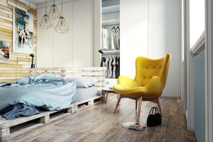 skandinaviškas kambarys-dvasios atspaudas-geltonas-fotelis-padėklas-lova-parketas-skandinaviškos pakabos-meninė-sienų apdaila