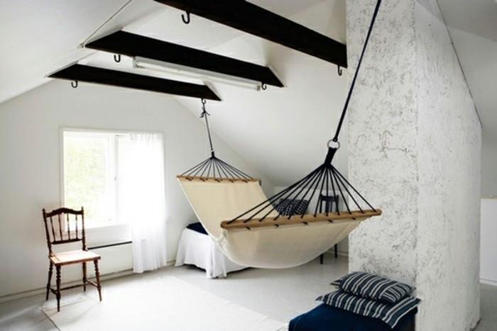 Skandinaviškas miegamasis juodais ir baltais-maža lova ir hamakas-interjeras, skirtas pailsėti, paprastas ir dizaino kambarys