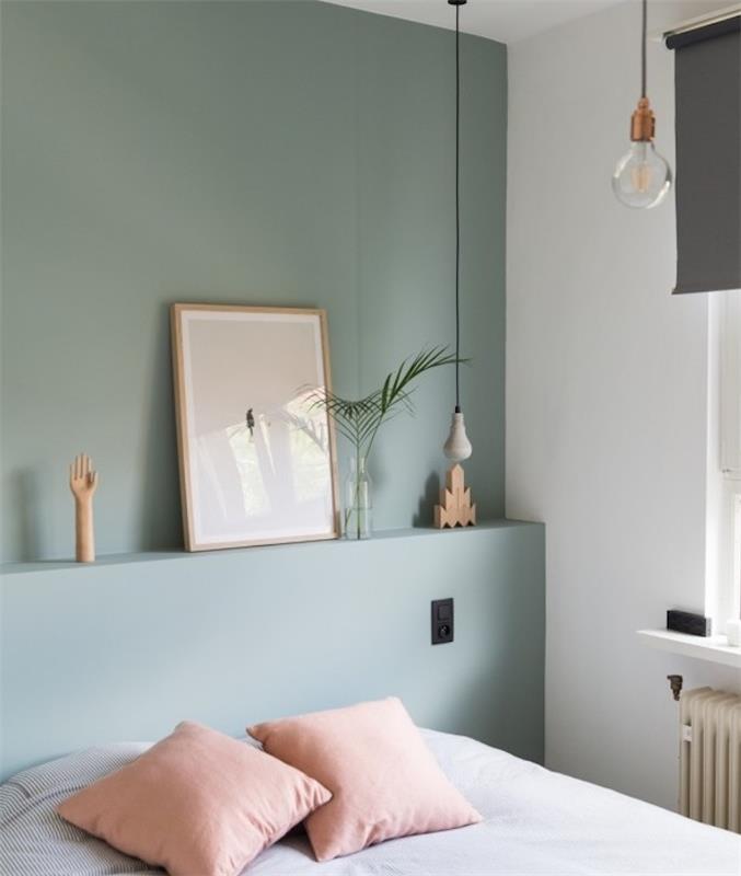 Skandinavska spalnica s stenami, prebarvane v verdigrisovo barvo celadonskega odtenka, belo posteljnino z majhnimi črnimi črtami, roza blazine, originalne suspenzije