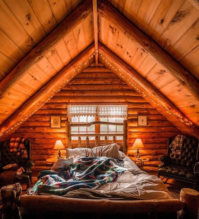 Lesena notranjost, okrašena z lahkimi venci na vrhu postelje, majhna lesena koča, kmečka lesena dekoracija hiše