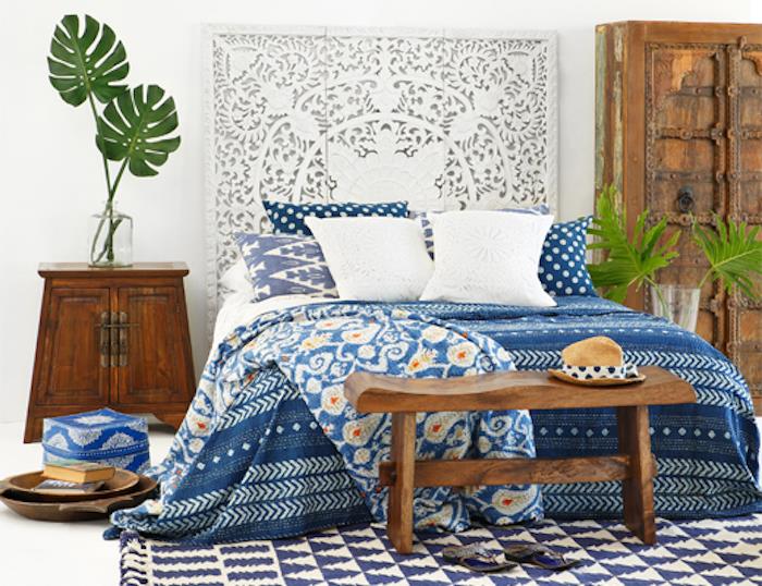 bohemiško stiliaus miegamojo deko balta balta siena, priešingai nei tamsaus medžio baldų antklodė balta ir tamsiai mėlyna