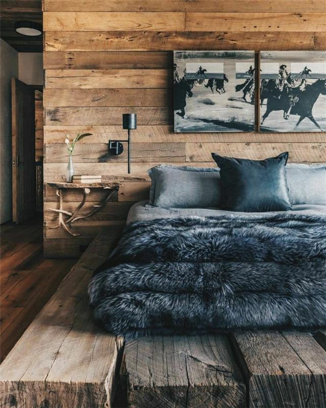 vasarnamio stiliaus medinis miegamasis, pilkas dirbtinis kailis, pilkos pagalvėlės, vienspalviai paveikslai