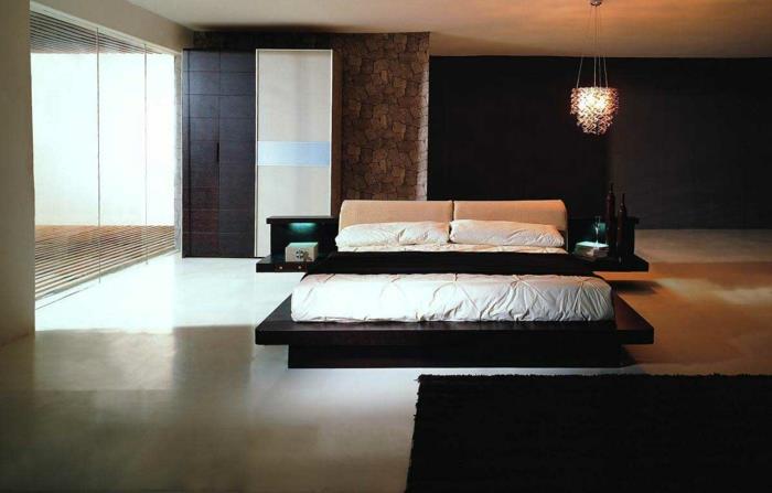 miegamasis-pagrindinis-apartamentas-taupe-tamsiai ruda-tamsiai-pvc-lova-rudas kilimas
