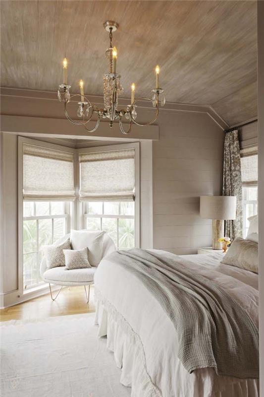 beyaz yatak odası ve eğimli tavanlı parlak taupe