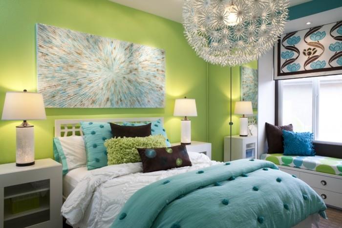 ideja za barvo spalnice, nočna svetilka, klop pod oknom, turkizna prevleka za posteljo