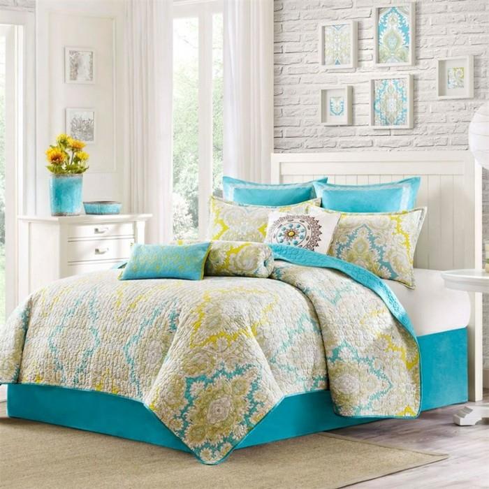 modra in rumena dekoracija, modra spalnica za odrasle, bele stene, opečne tapete