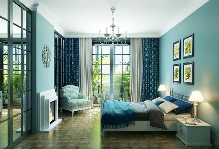 modra dekoracija spalnice za odrasle, kristalni lestenec, veliko okno, okrasne blazine