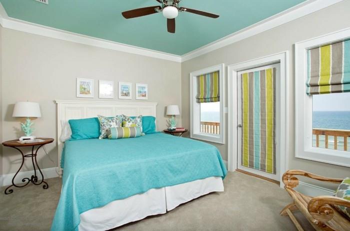 barva spalnice za odrasle, stropni ventilator, leseni naslanjač